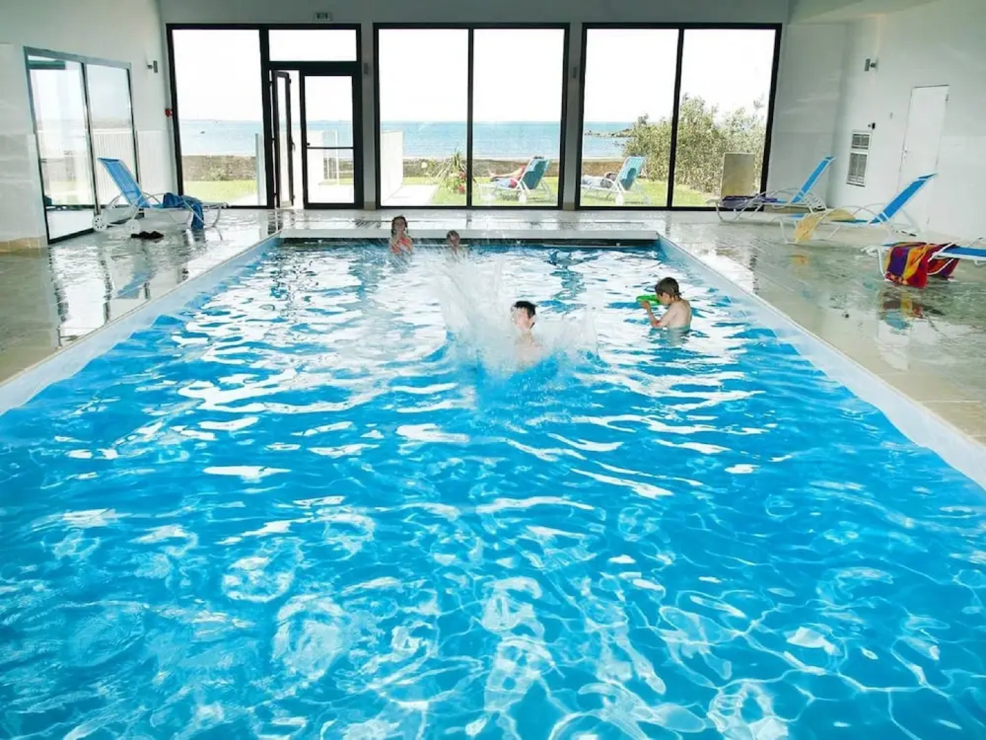 Cozy Apartment at the Beach, Along a Stunning Rocky Shore