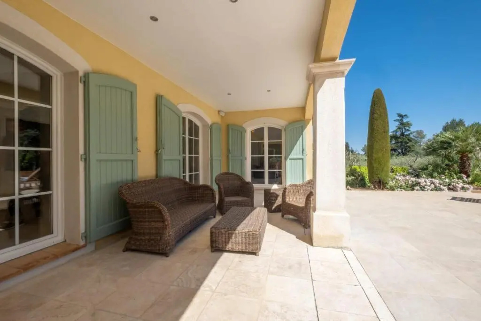 SERRENDY BIJOU de 280m2 au calme absolu avec piscine à débordement