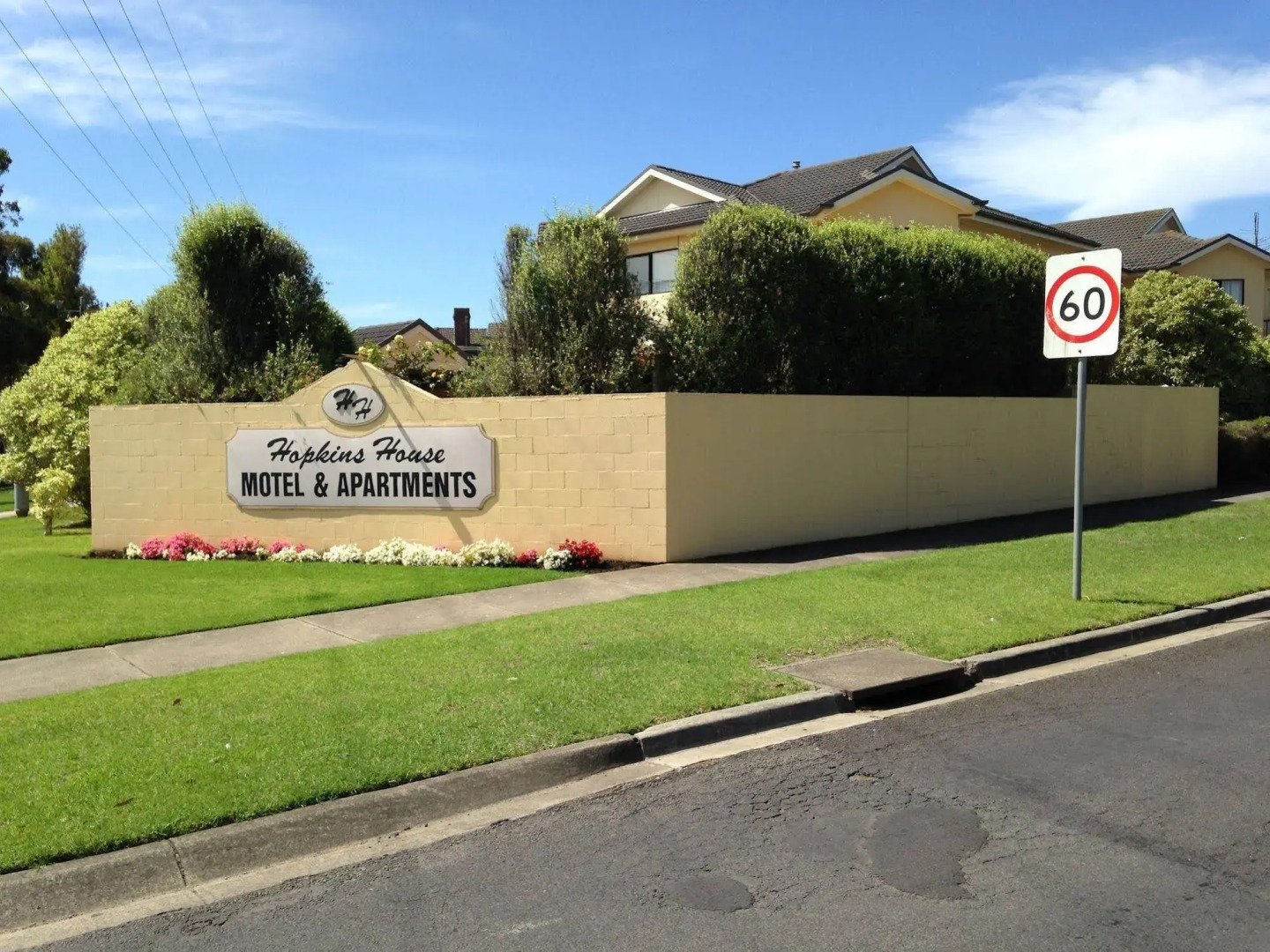 Hopkins House Motel & Apartments