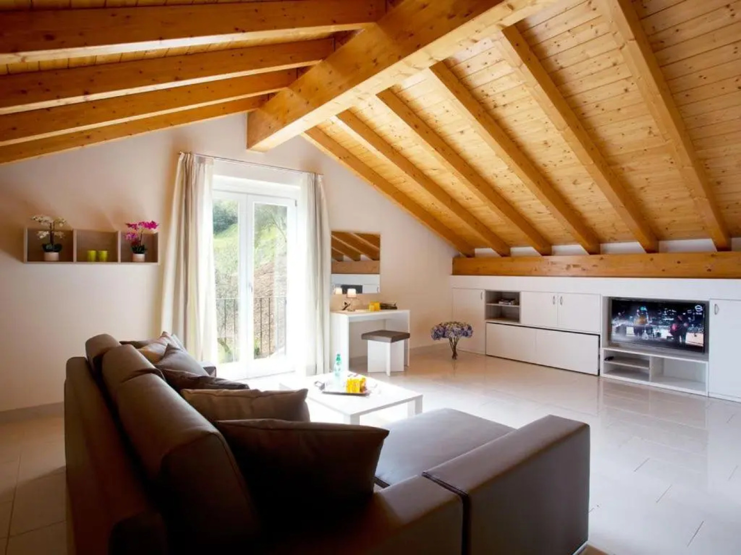 Apartment 5 - Overlooking Isola Comacina. Spacious Living Ideal For Families Of Up To 10