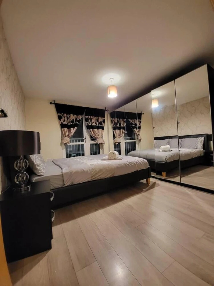Lovely 4 Bedroom Home With Private Parking