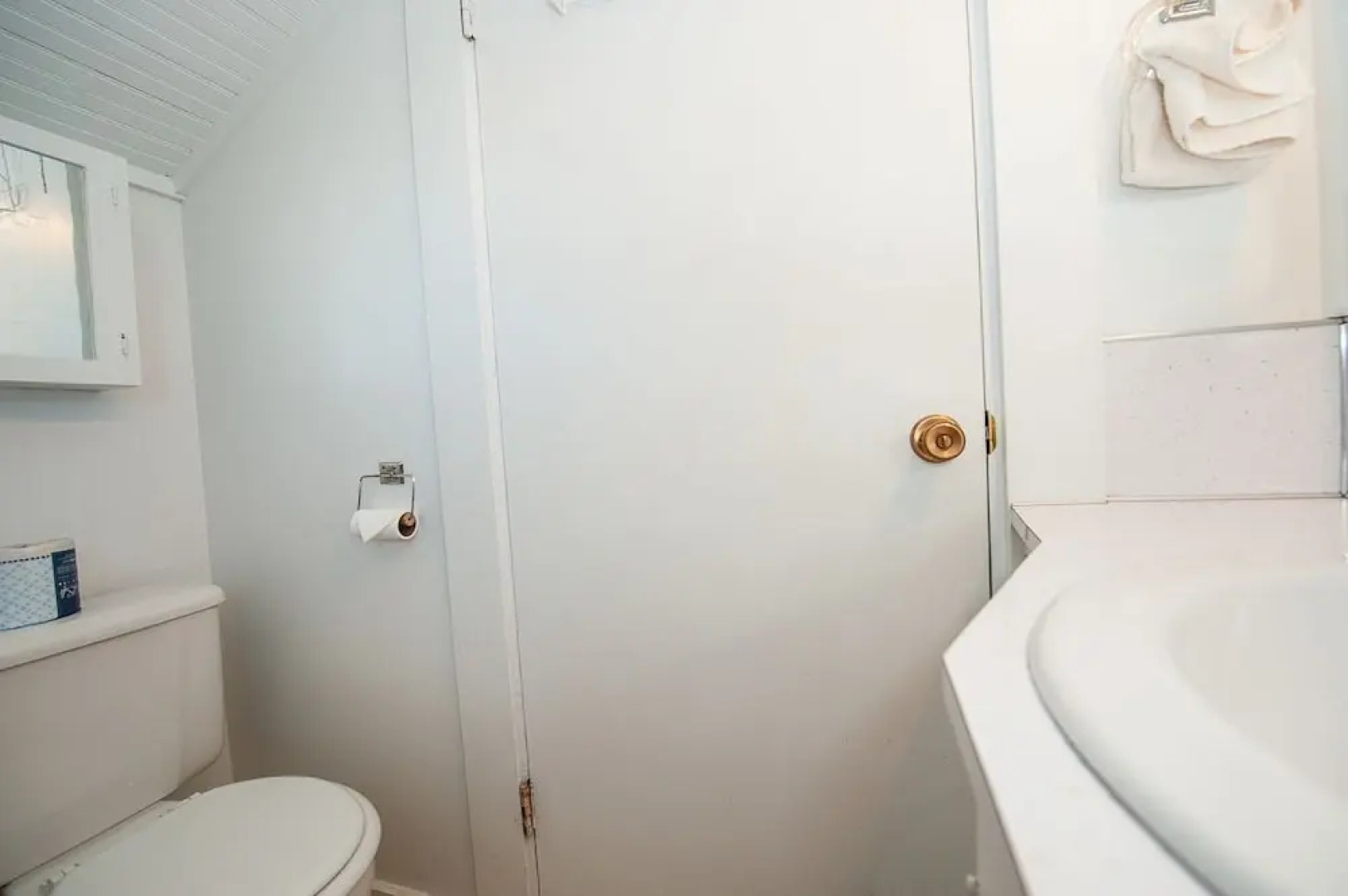 The Hamptons 2 Br cottage by RedAwning