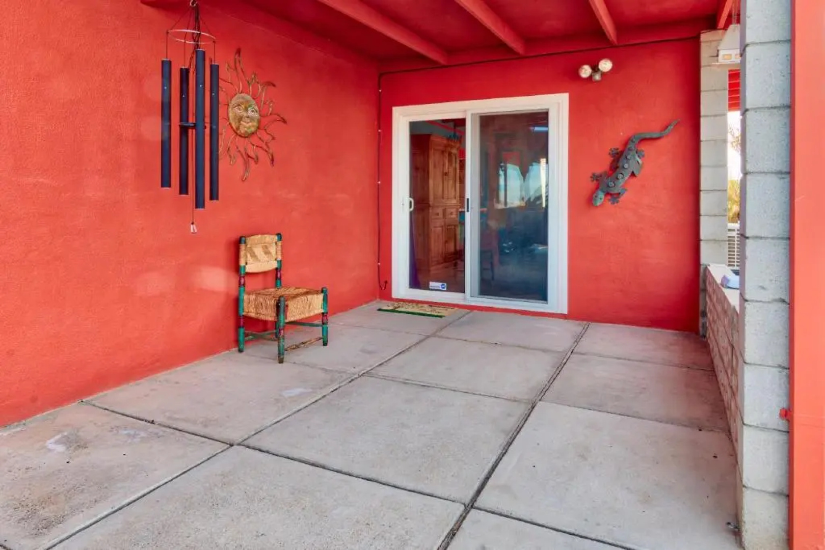 Chuck's Cabin in a Joshua Tree Community