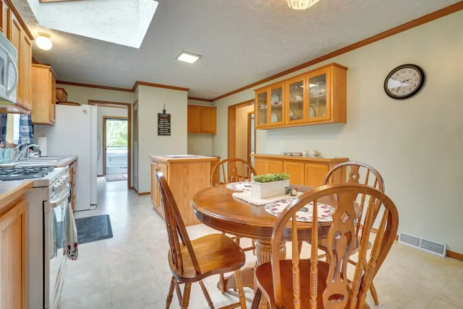 Serene Zanesville Getaway: Hot Tub, 2 Decks!