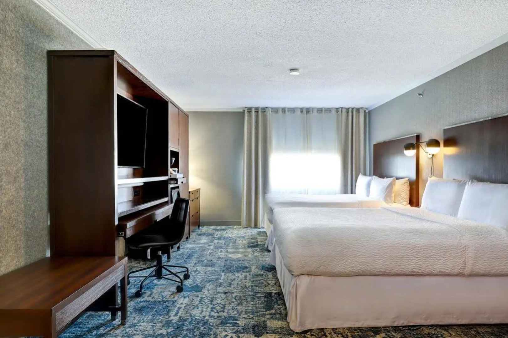 Отель Four Points by Sheraton Toronto Mississauga