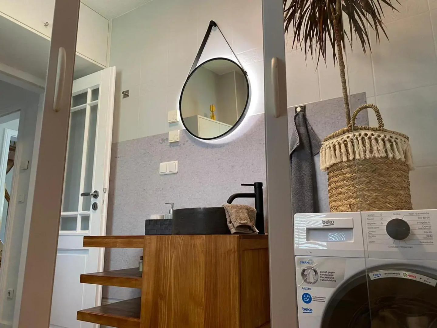 Pool & Lake Holiday Home