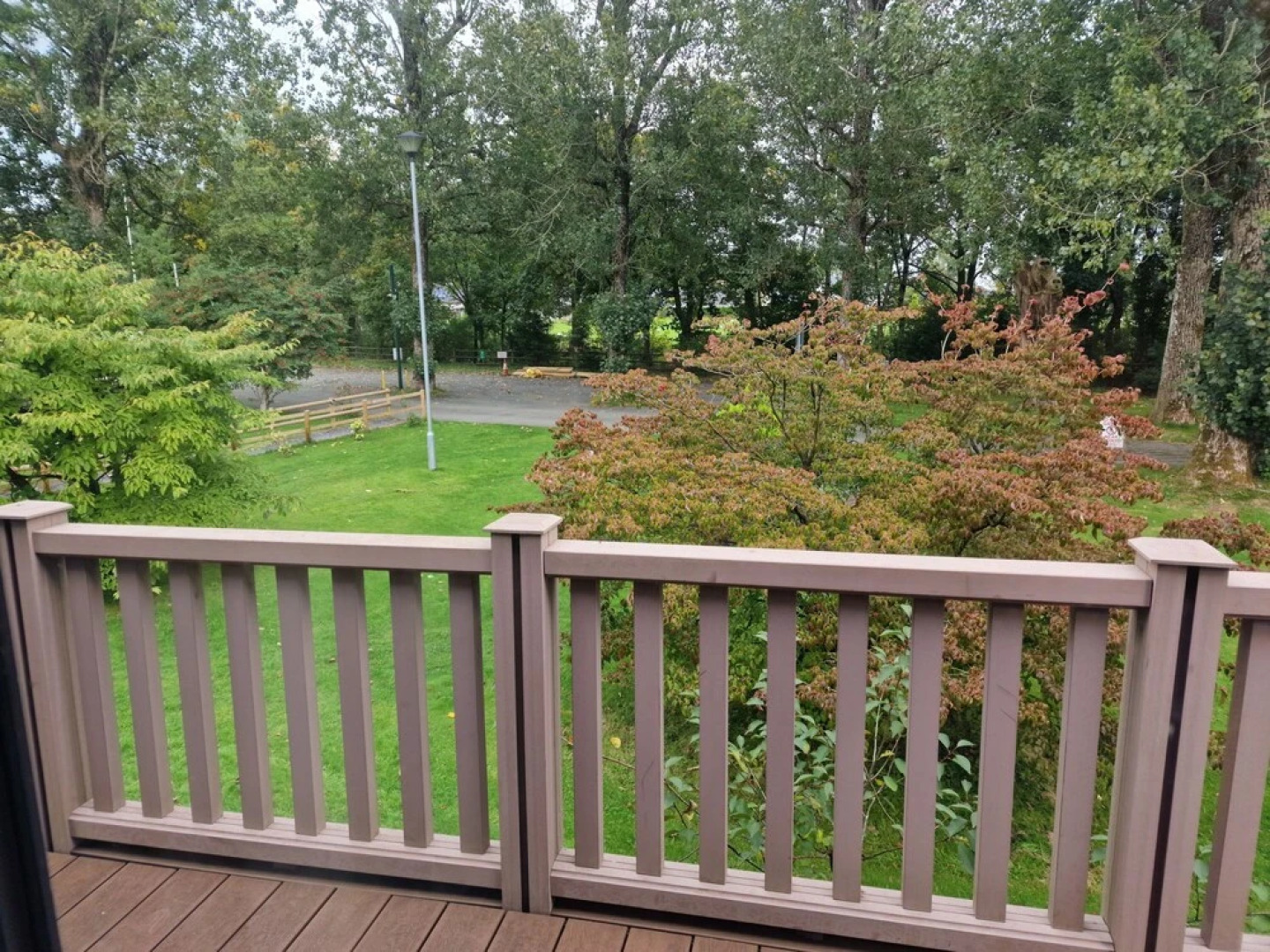 Luxury Lodge - Sleeps 4, hot tub & Parking