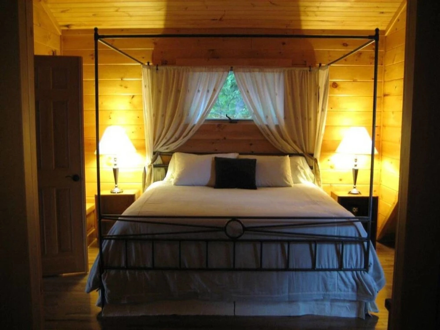 Whipkins Cove Beautiful 3 Bd Lakefront Getaway