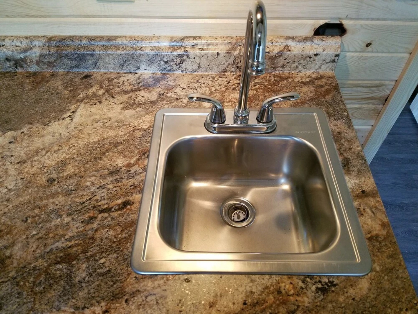 No Name City Luxury Cabins & RV