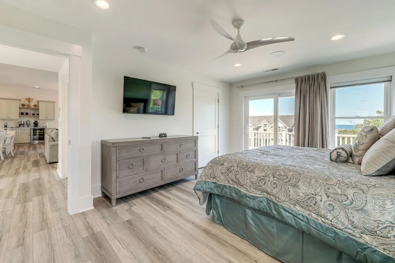 Walk to Beach: Southern Shores Retreat w/ Hot Tub