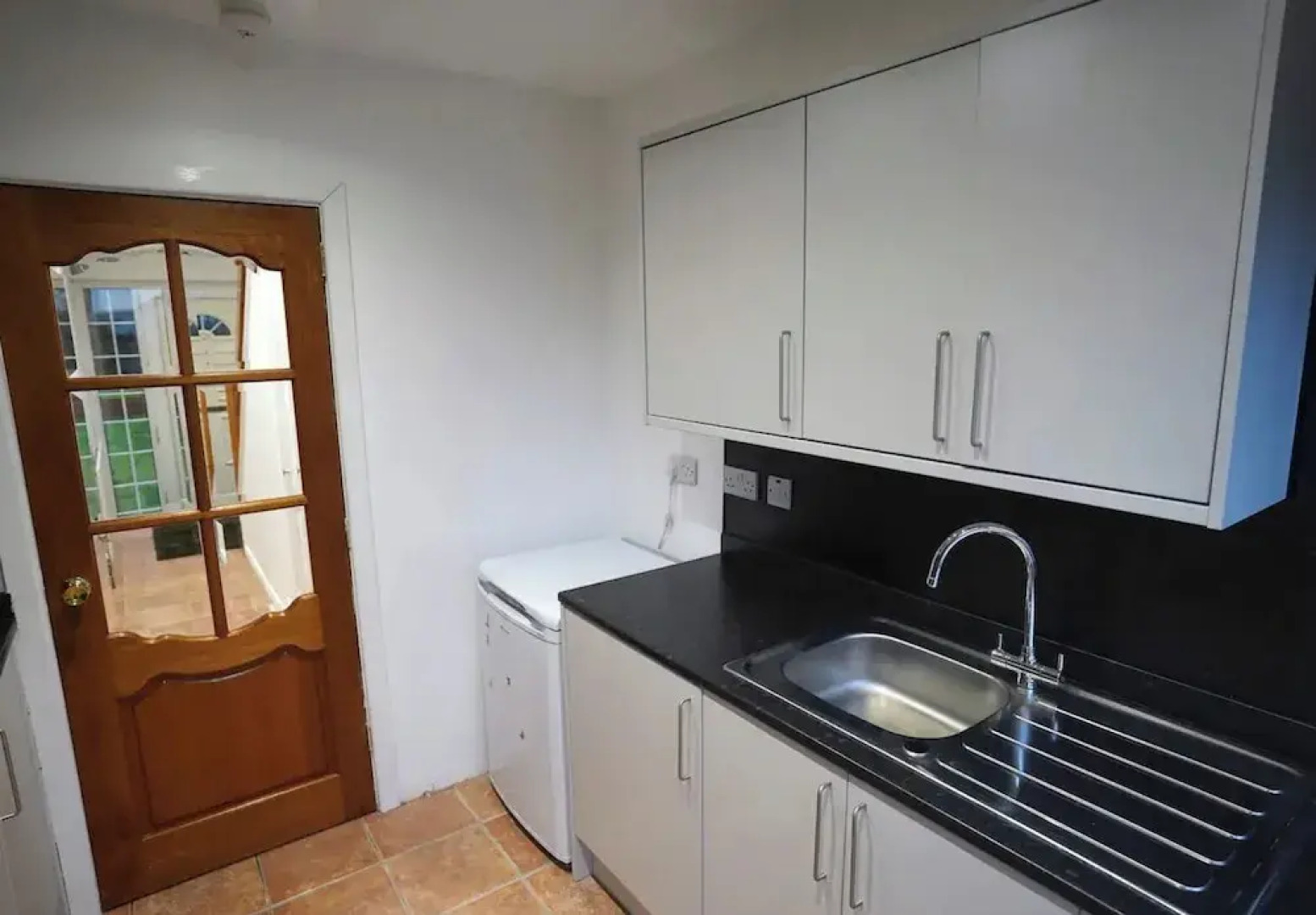 4 bed House - Private Garden - Free Parking