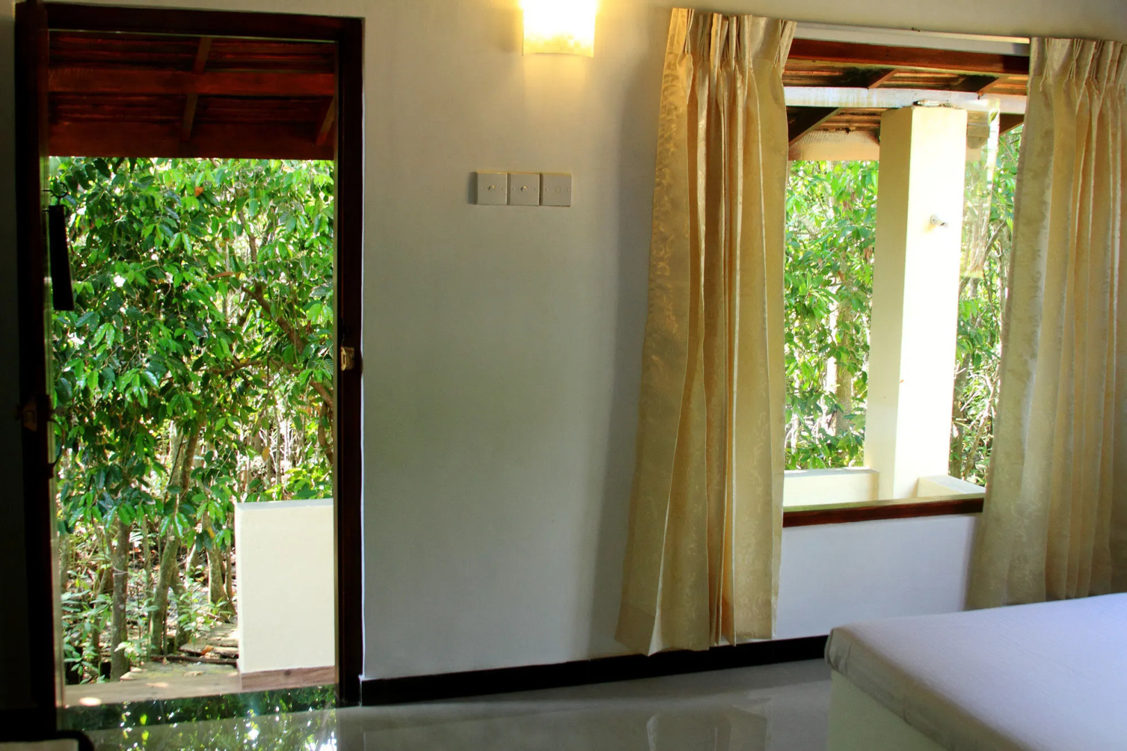 Shiny Lakeside Resort