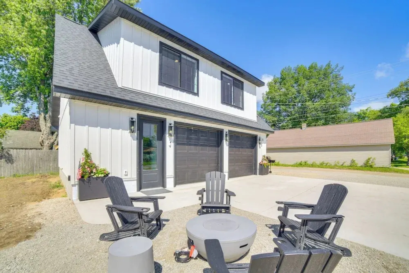 Walk to Waterfront: Michigan Retreat w/ Game Room