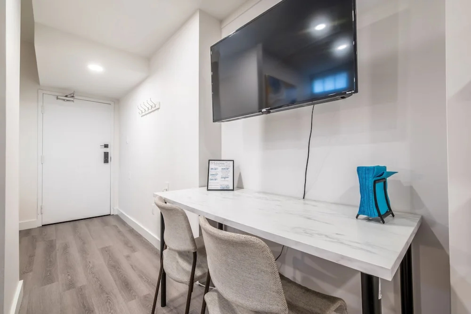 Spacious Newly Renovated 1 Bedroom Suite