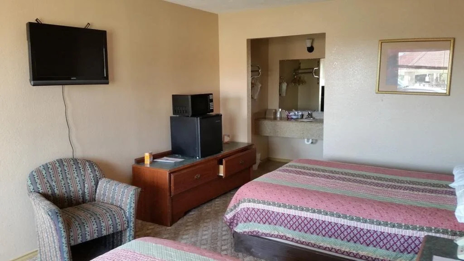 Lakeview Inn & Suites