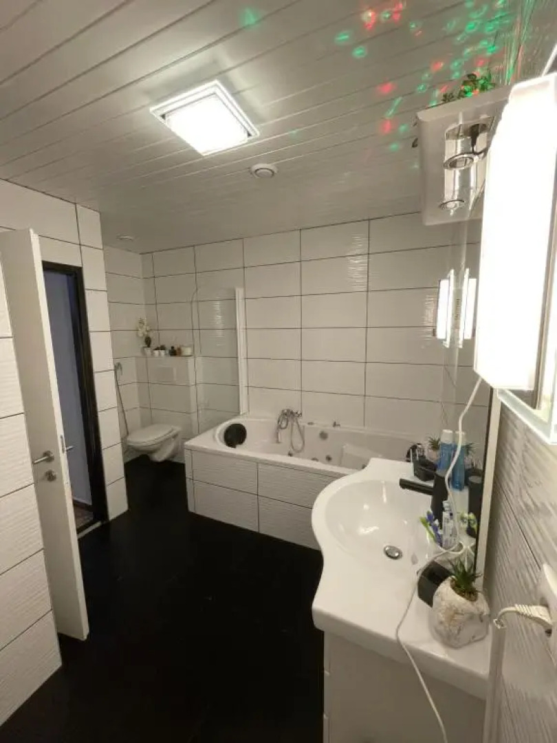 Hostel Lovely rooms in the city center of Villach, shared Bathroom, windows to corridor