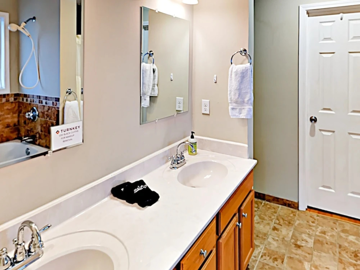 4BR Country Home w/ Hot Tub