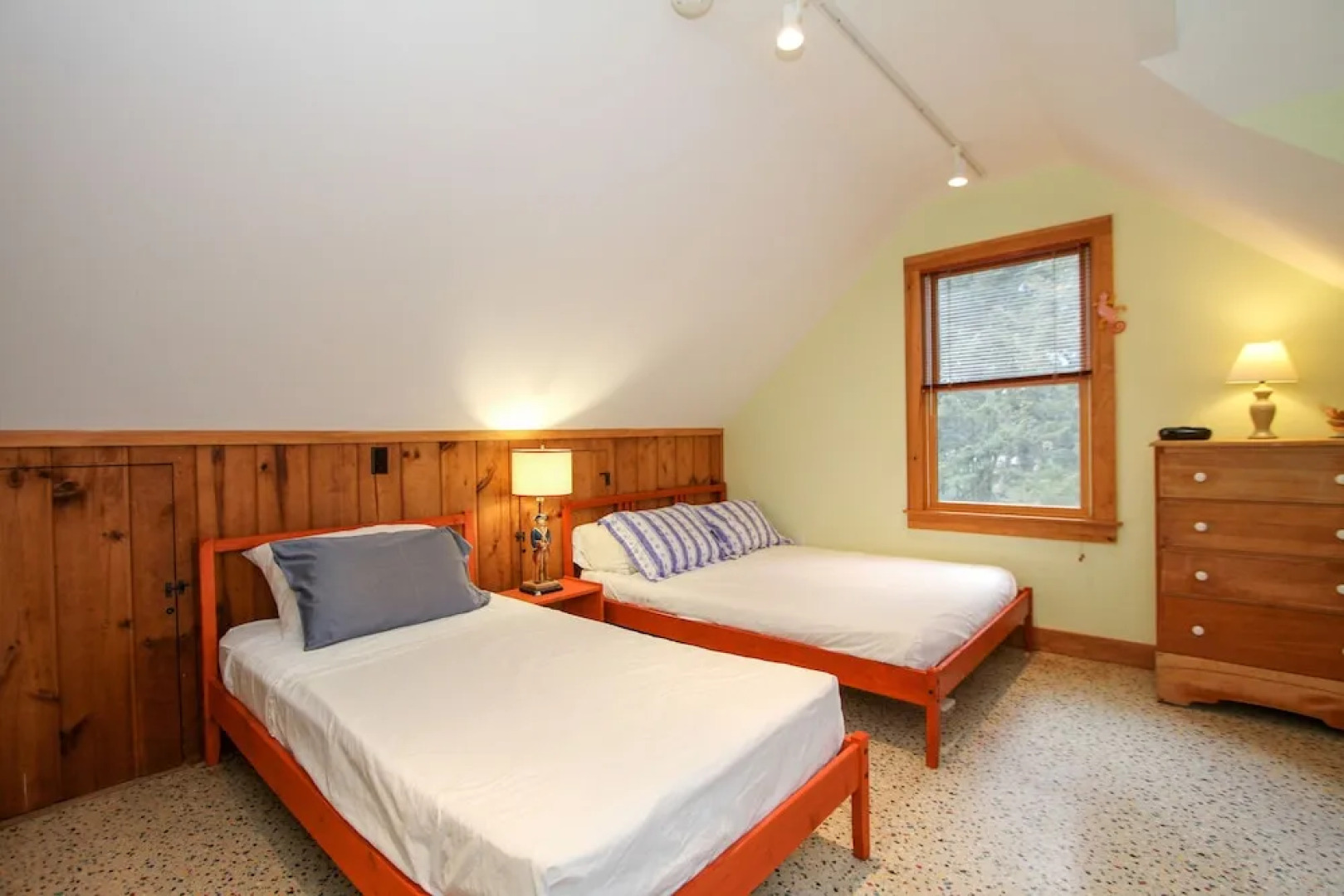 Tranquil 4br On Bourneâ€™s Pond 4 Bedroom Home