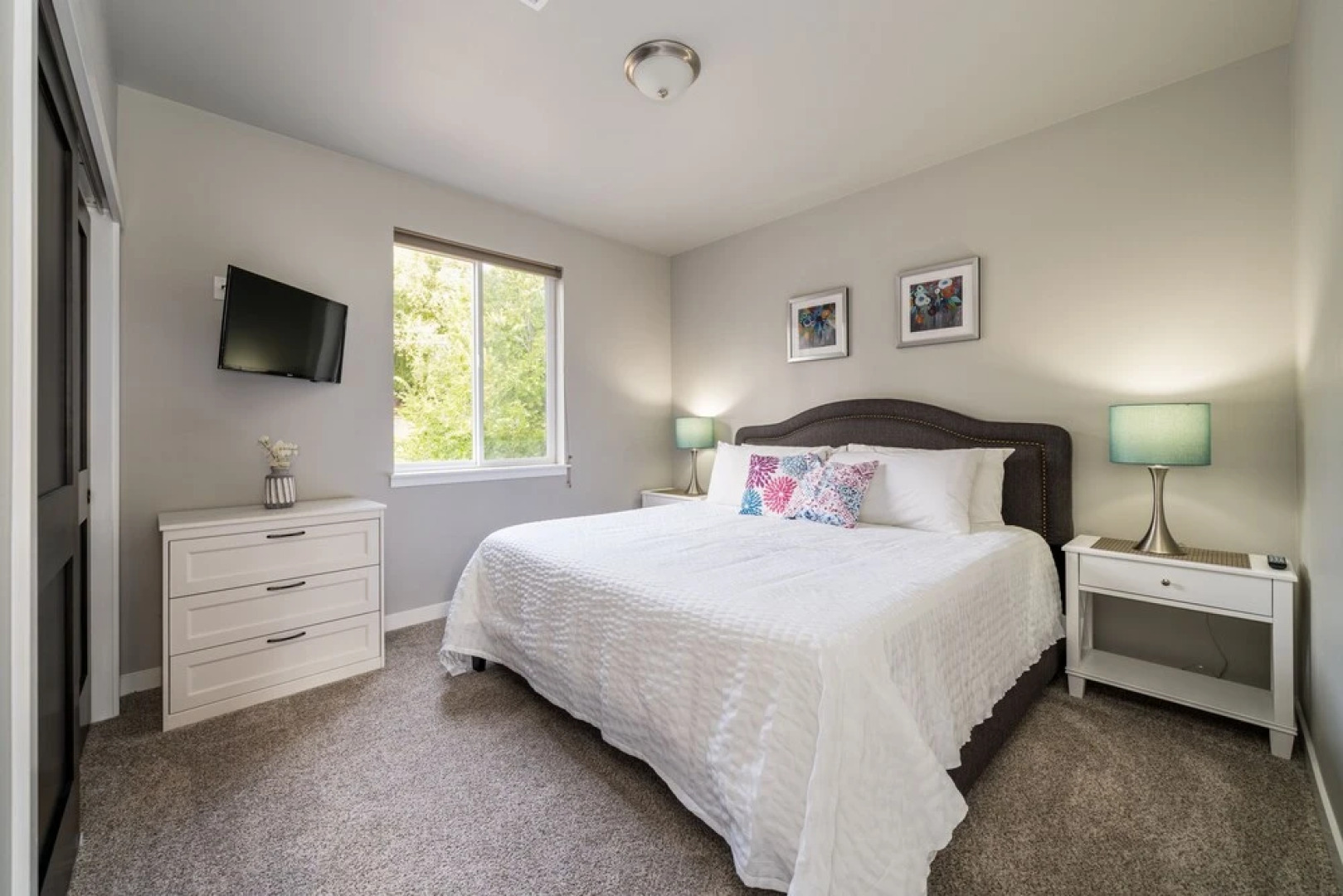 Marina's Edge Condo Walk to Restaurants, Wineries by RedAwning