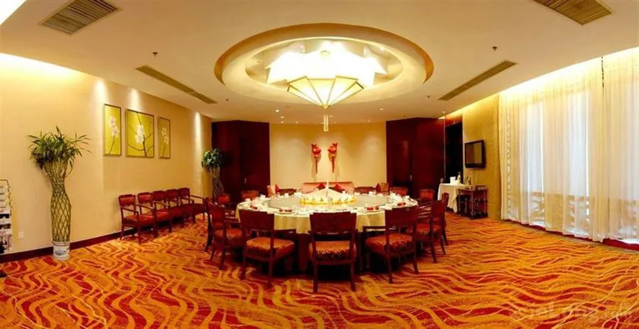 Inzone Garland Hotel