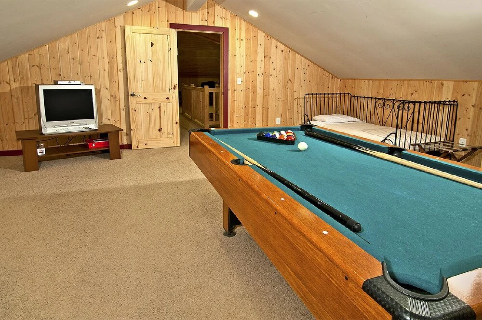 Money Creek Lodge - Five Bedroom Cabin with Hot Tub