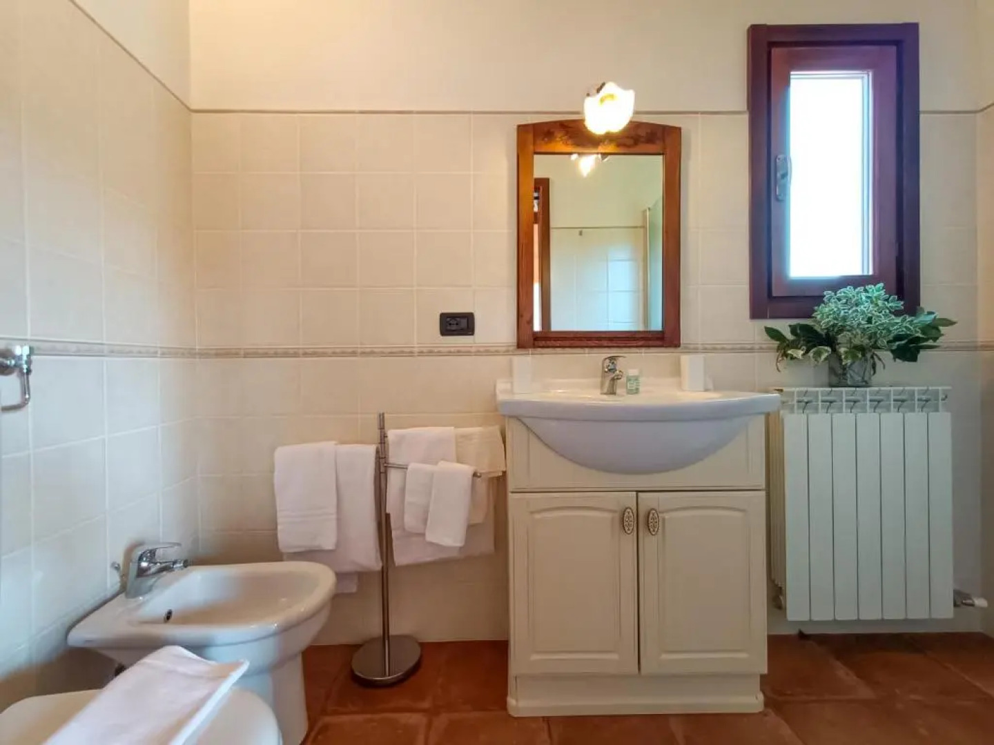 ALTIDO Great Flat with Terrace and Amazing Hills View