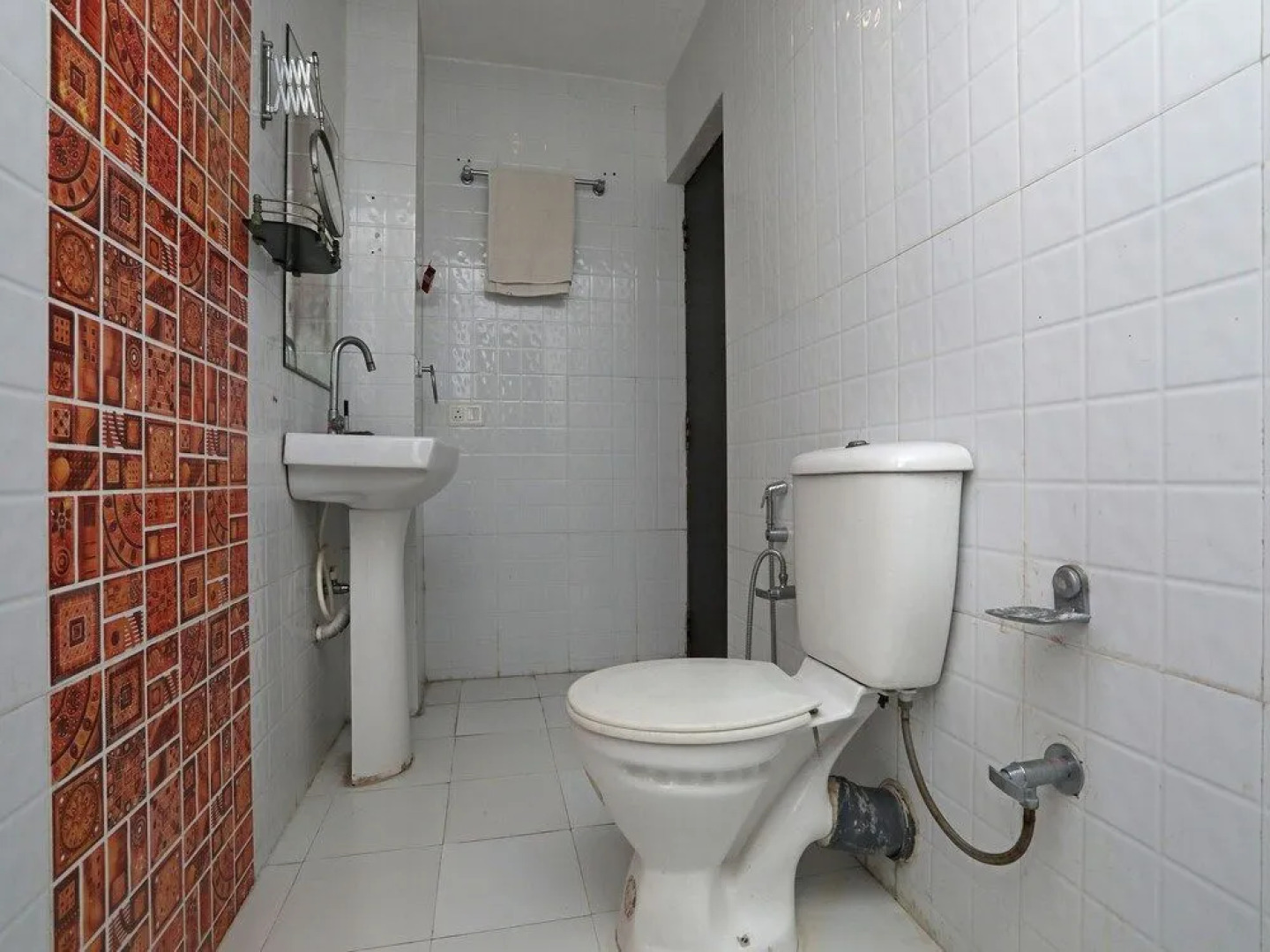 OYO 28439 Skylark Hotel