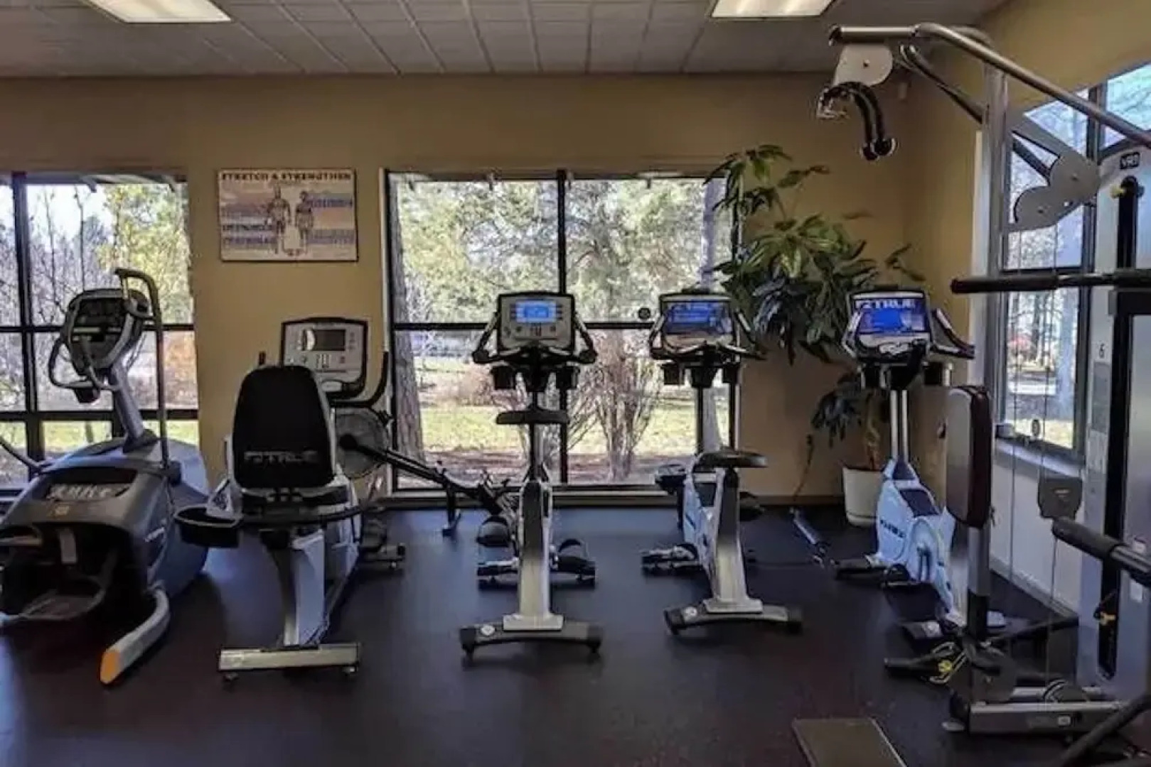 Resort-style Klamath Falls Home, Golf Course View!