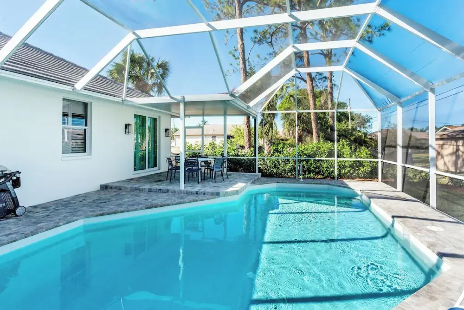 Tuscan Vacation Rental. Stylish 3-Bedroom Getaway Near Vanderbilt Beach Enjoy a Private Pool, Spacious Layout, and Modern Comforts Perfect for Families, Groups, and Pet-Friendly Stays