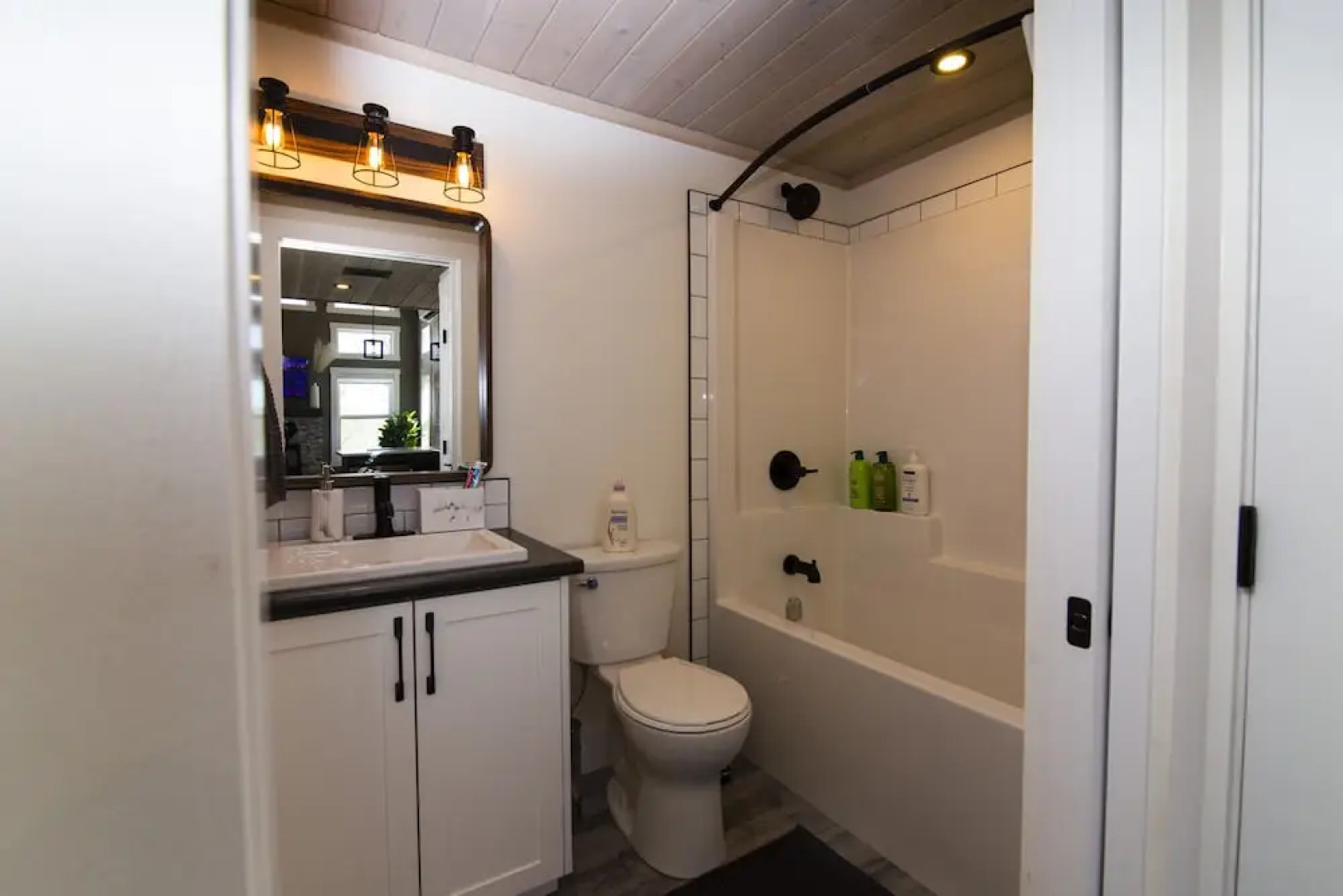 Luxury Loft Cottage In Manitou Beach