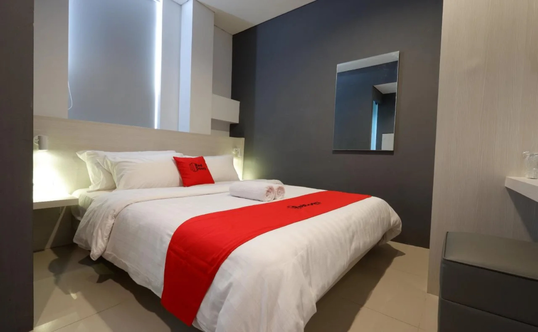RedDoorz Plus near Ciputra Mall Simpang Lima