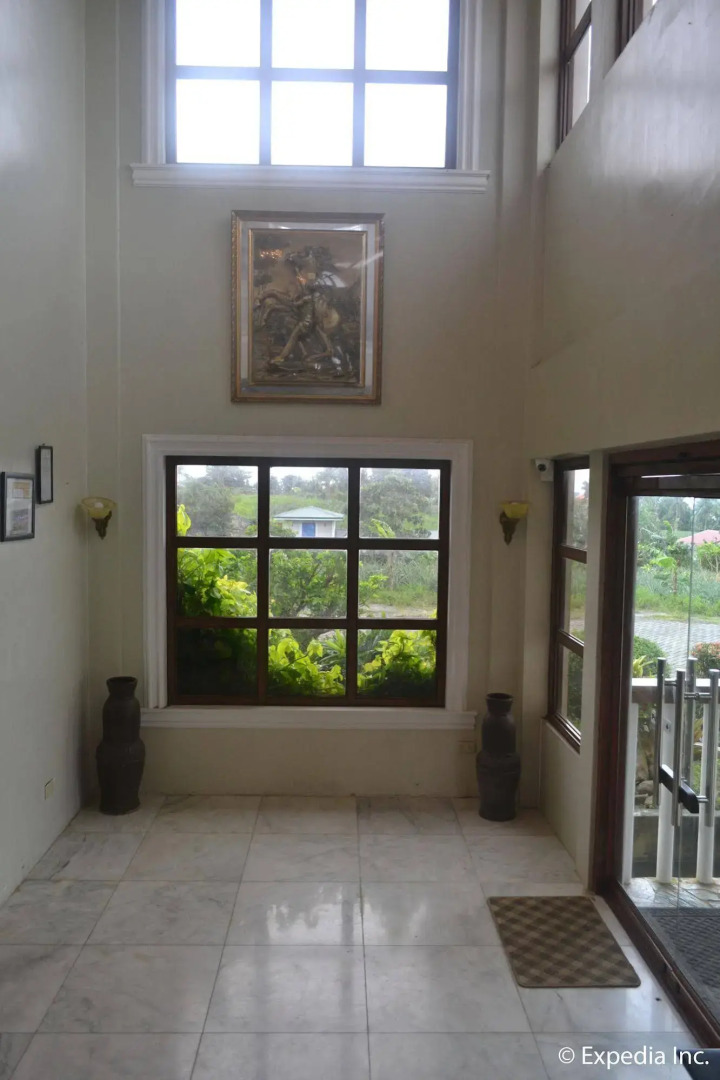 The Q Hotel & Restaurant