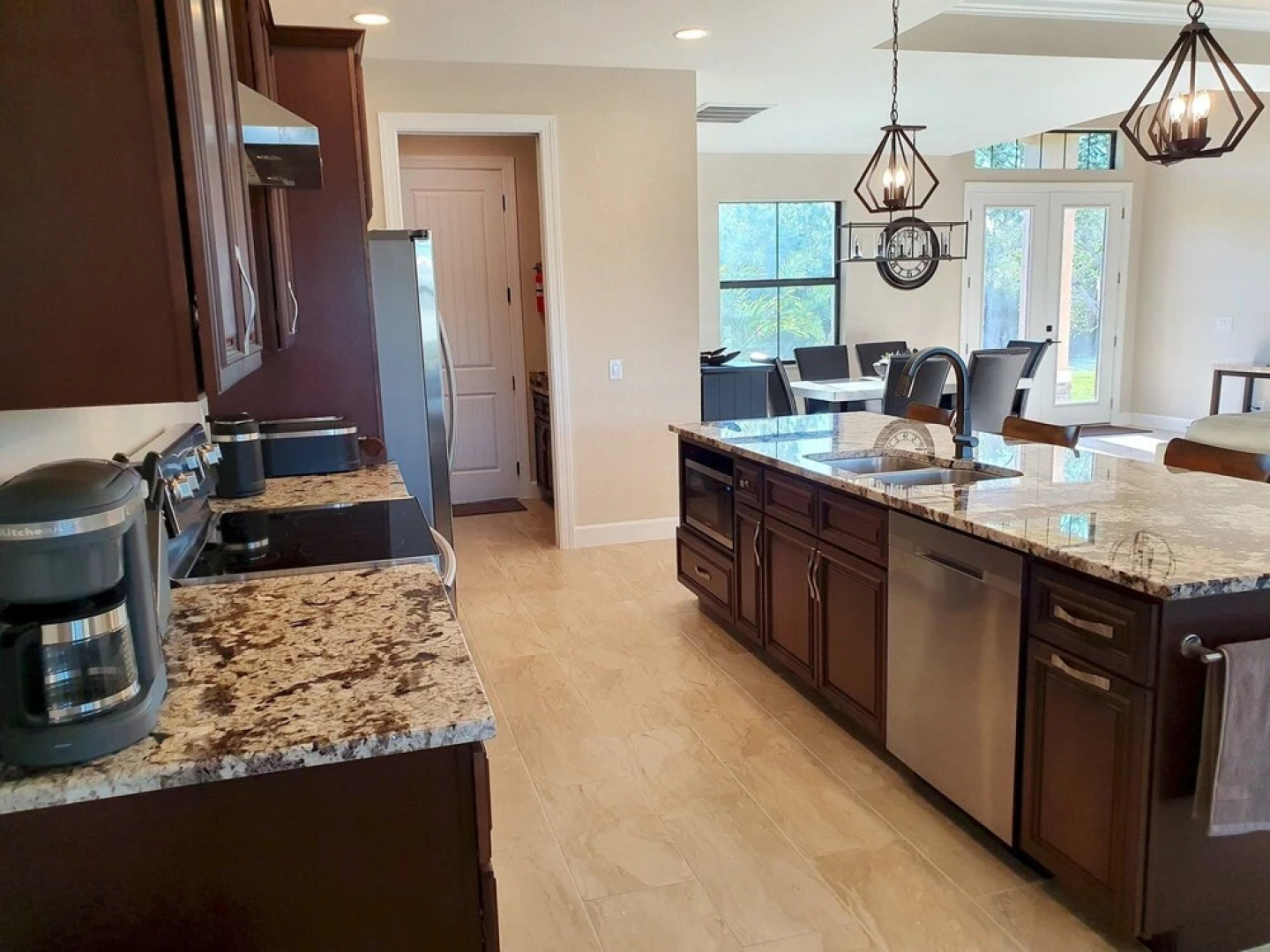 Stunning Brand NEW 3 bed Home Fabulous Pool Overlooking River