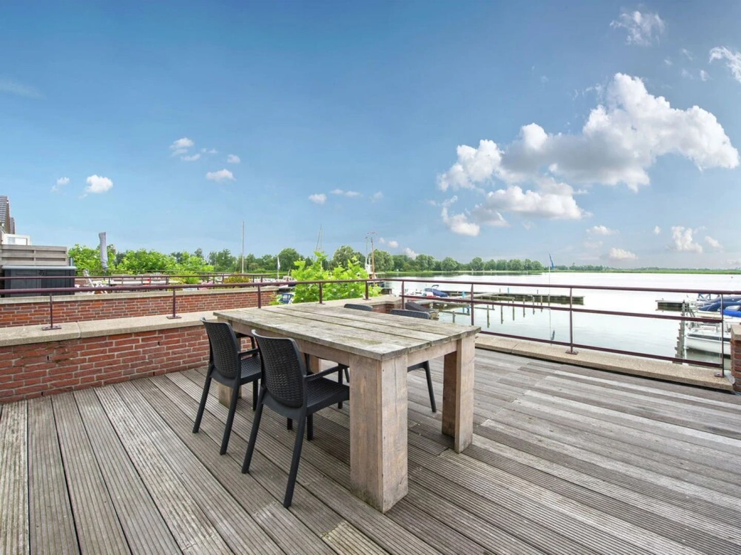 Tidy apartment with dishwasher, close to Amsterdam