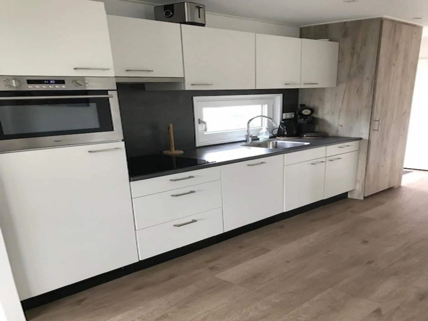 Well-kept chalet with air conditioning, on a holiday park, 1 km. from the beach