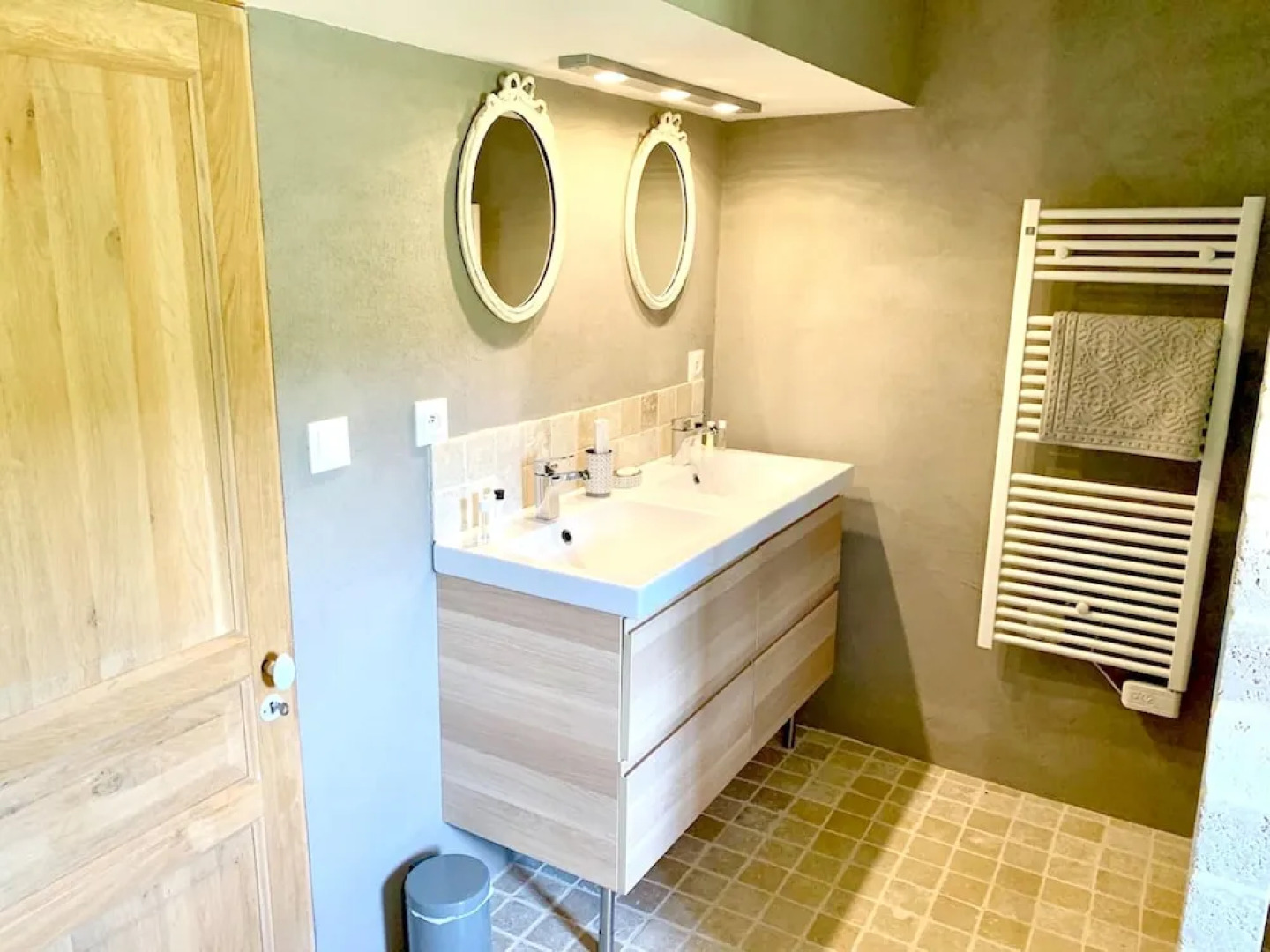 House With 3 Bedrooms in Roussillon, With Wonderful Mountain View, Shared Pool, Enclosed Garden