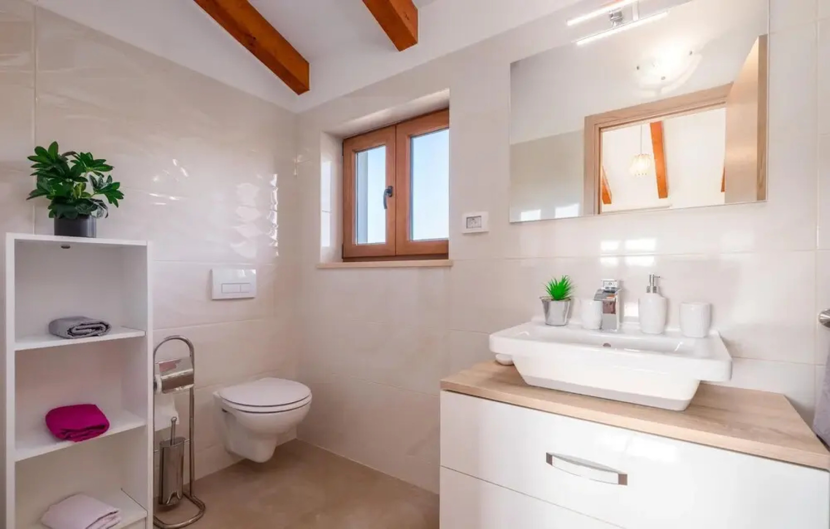 Stunning Home in Bale With 4 Bedrooms, Wifi and Outdoor Swimming Pool