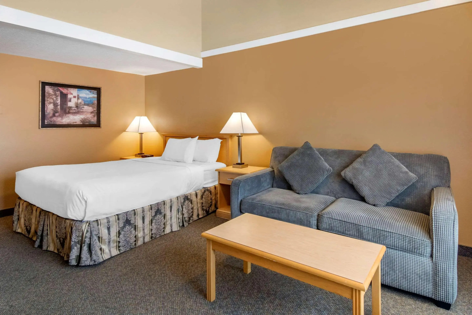 Econo Lodge Inn & Suites
