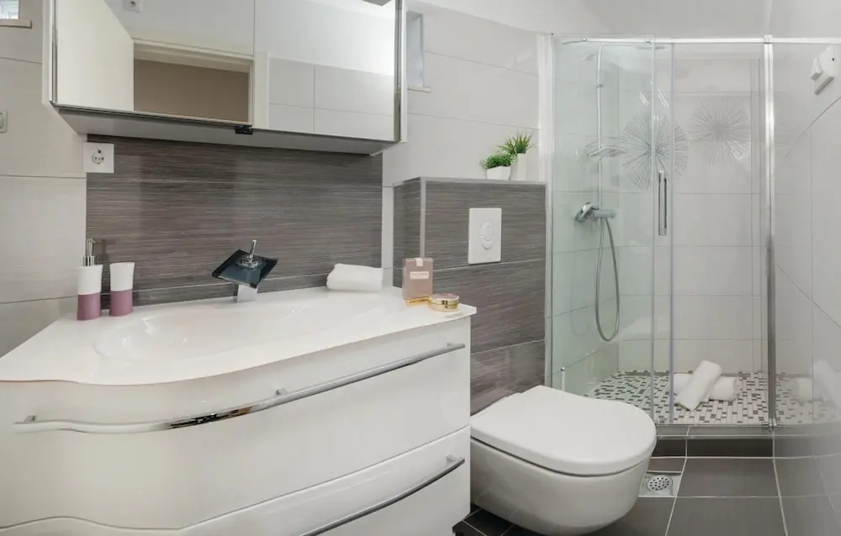 Nice Home in Podstrana with Hot Tub, WiFi & 4 Bedrooms