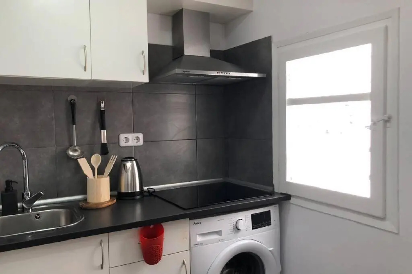 M4 Cool Terrace. 1 min to metro. 15 min to center