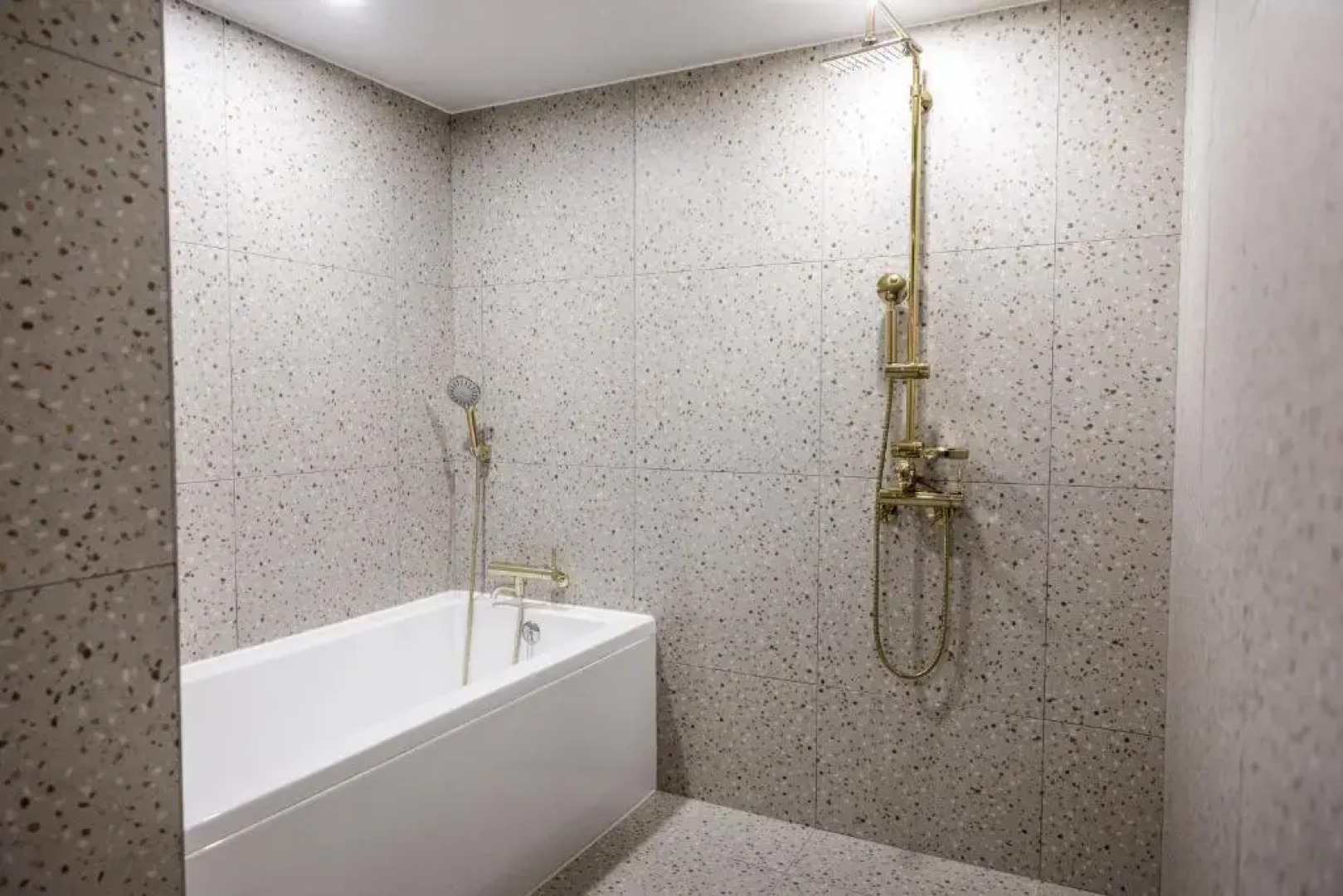 Pohang Terminal Brown Dot