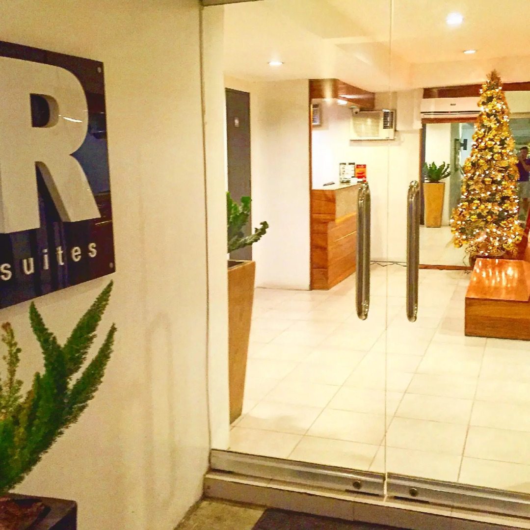 R Suites & Cafe