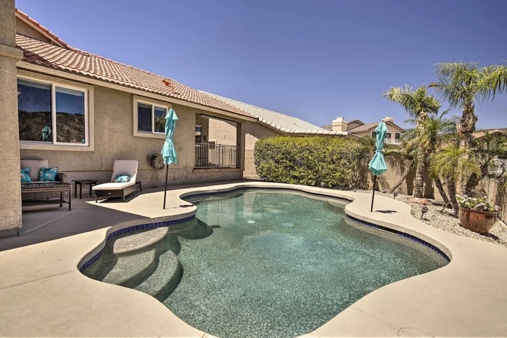 Boat Dock & Pool: Lakefront Glendale Getaway!