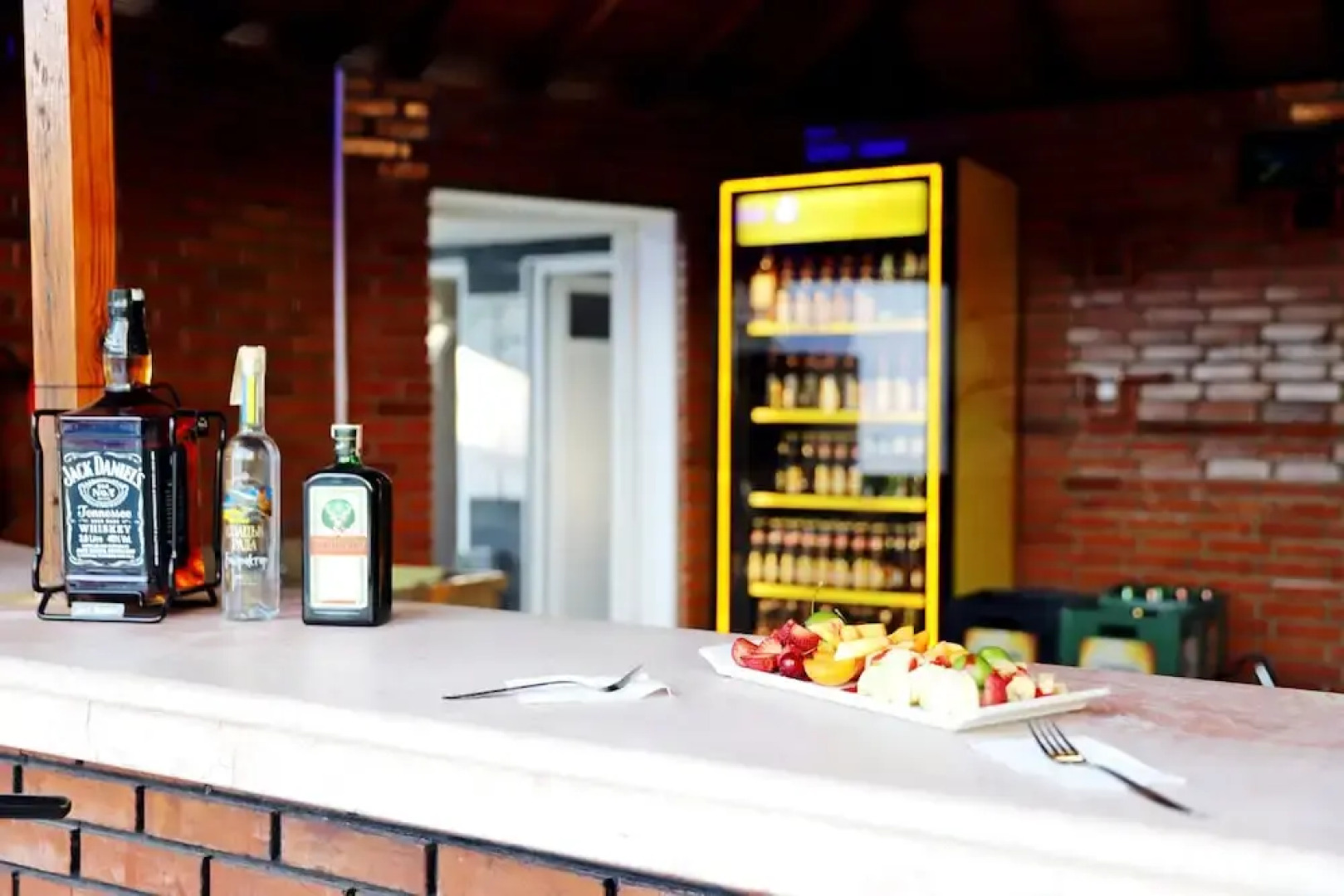 Akin Apart and Hotel