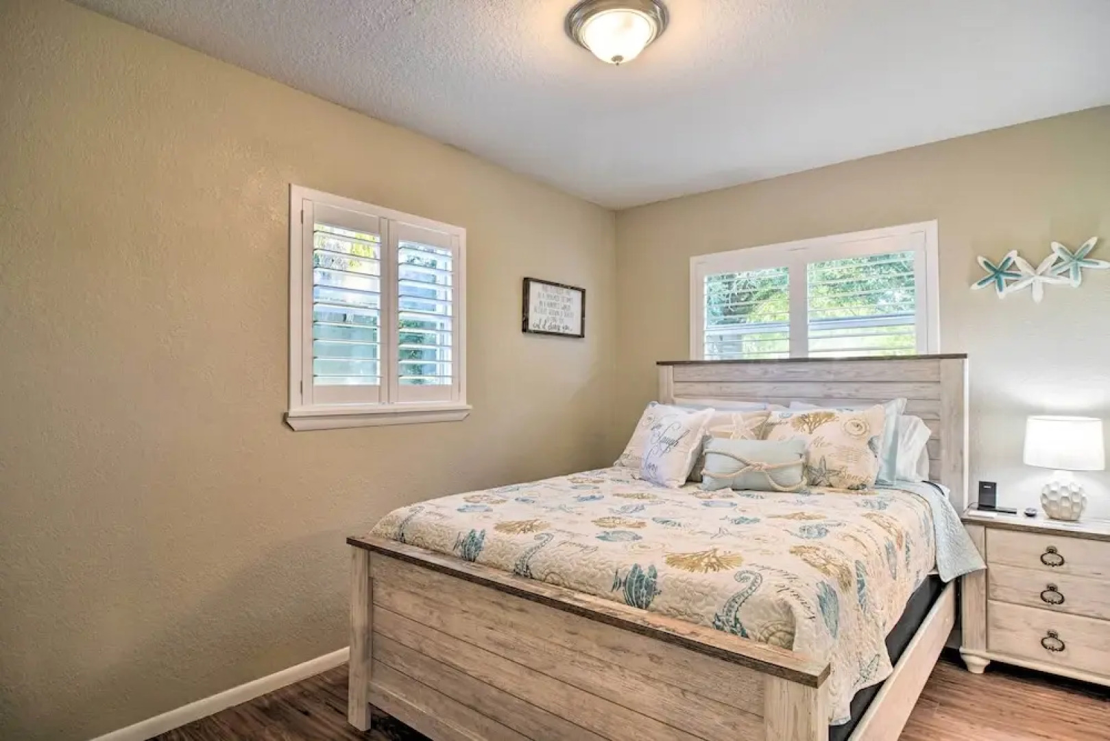 Beach-style Getaway w/ Lanai ~ 4 Mi to Beaches!