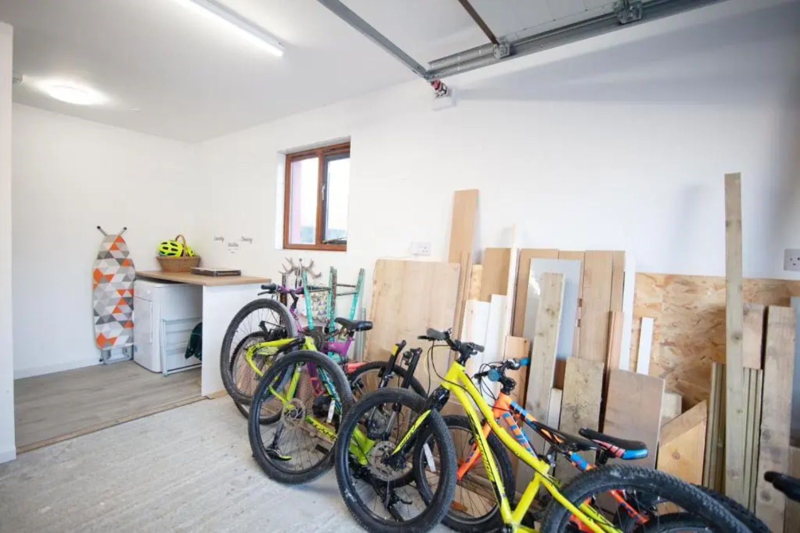 Allt Mor Rentals - Chalet with hot tub, And Studio Apartment with balcony