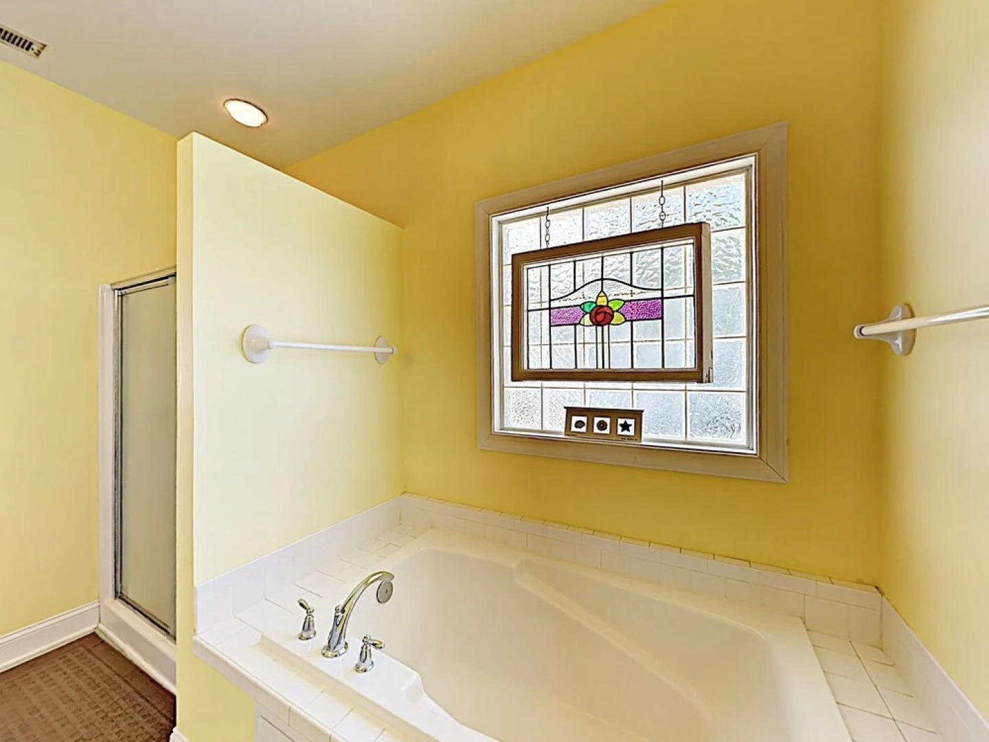 Large Family W/ Outdoor Dining, Walk To Beach 5 Bedroom Home