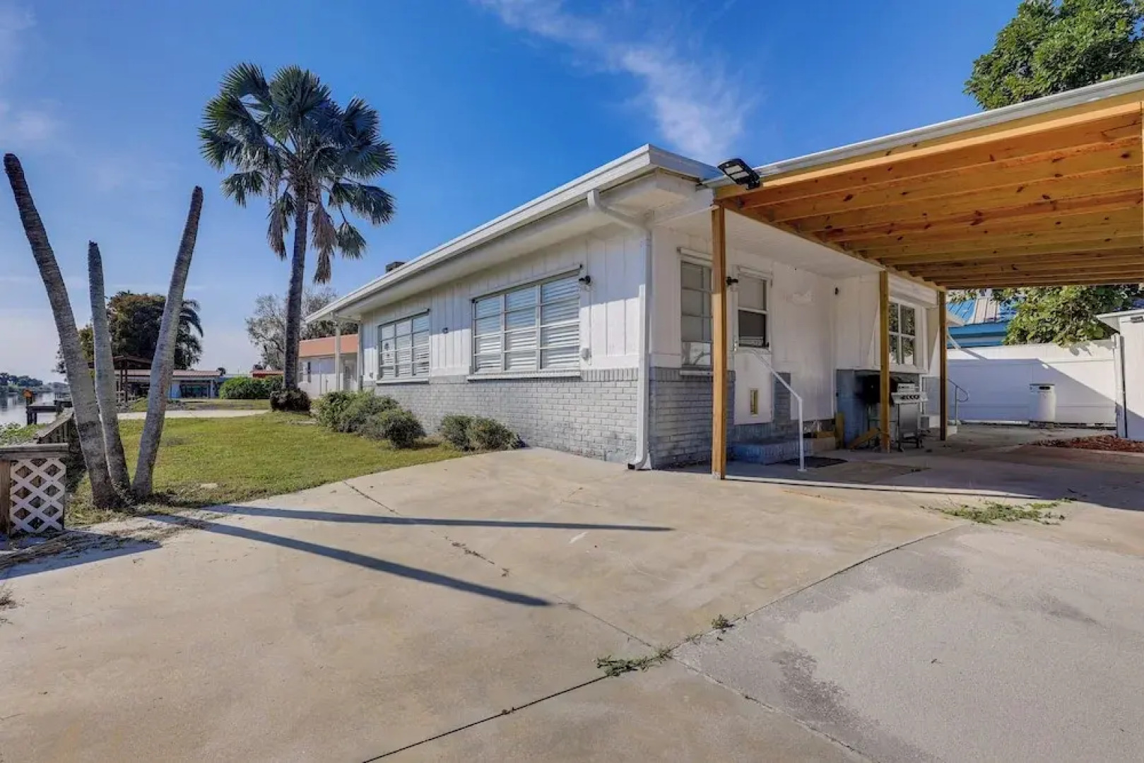 Sun-soaked Okeechobee Retreat w/ Canal Views!