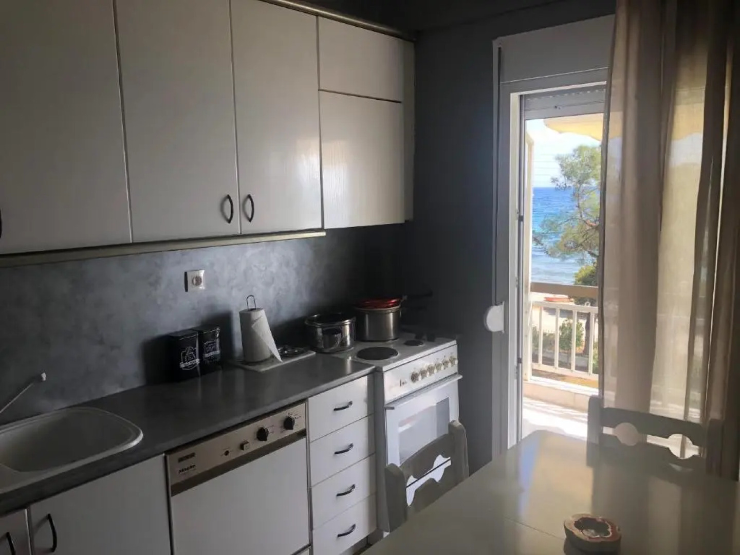 DISTRiCT 01 Beachfront appartment