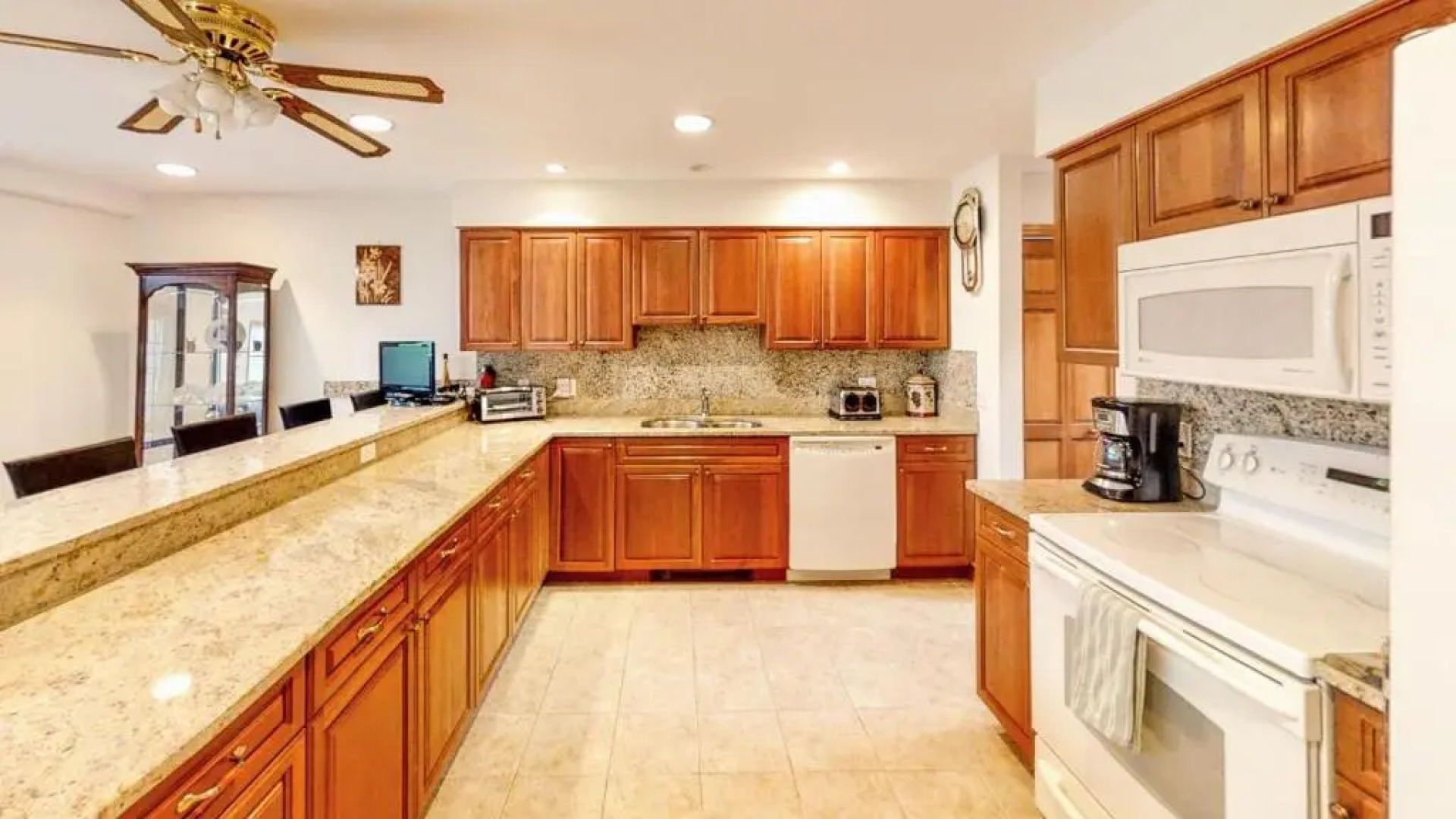 H5 Luxurious Stonehill Townhome With Magnificent ski Slopes View hot tub